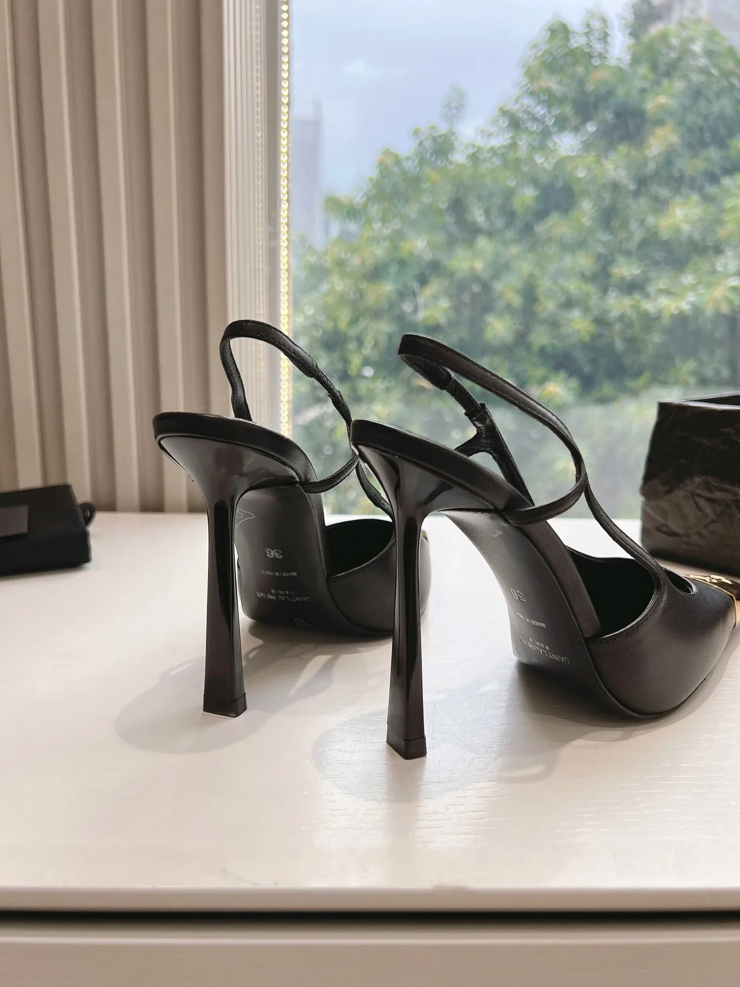 👟👟Ex-factory price 560👟👟 Top-quality Saint Laurent/Yves Saint Laurent Lee metal buckle single shoes, YSL sister's beautiful high heels, and the small square toe of the same style as Saint Laurent Rose. High-heeled shoes are very good at modifying the foot shape, luxury metal chain. In recent years, SL👟👟Ex-factory price is that women are becoming more and more understanding of high-heeled shoes. The embarrassing design impression of waterproof platform models has been eliminated. YSL's beautiful high-heeled shoes Upper: Imported patent leather/cowhide Sole: Genuine leather outsole Heel height: 11cm Size 35-39 (40, 41 customized, non-refundable and non-exchangeable)